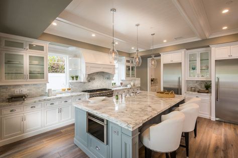 White kitchen with calacatta carrara marble counter and moody blue color island with bar stool seating Blue Kitchen Islands, Ideas Para Cocinas Modernas, White Glazed Cabinets, Pale Blue Kitchen, Large Kitchen Island With Seating, Contrasting Kitchen, Kitchen Island Colors, Contrasting Kitchen Island, Island Colors