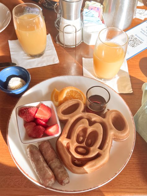 Disney Parks Food, Disney Breakfast Ideas, Disney Waffles, Breakfast Strawberries, Disney Breakfast, Mickey Waffle, Disney Movie Night Food, Best Disneyland Food, Mickey Waffles