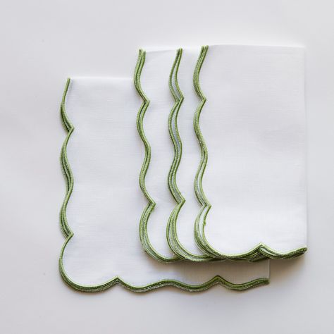 SIMPLE WHITE LINEN NAPKIN WITH A DELICATE SCALLOP EDGE White Linen Napkins, Simple Table Settings, Green Tablecloth, Green Napkins, Picnic Wedding, White Napkins, Green Table, French Floral, Spring Table