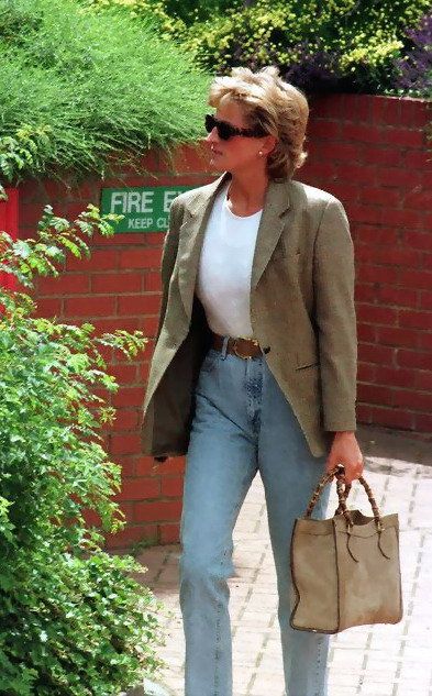 Diana in street style. William And Henry, Prințesa Diana, Princess Diana Fashion, Princess Diana Photos, Diana Princess Of Wales, Princes Diana, Diana Fashion, Diana Princess, Lady Diana Spencer