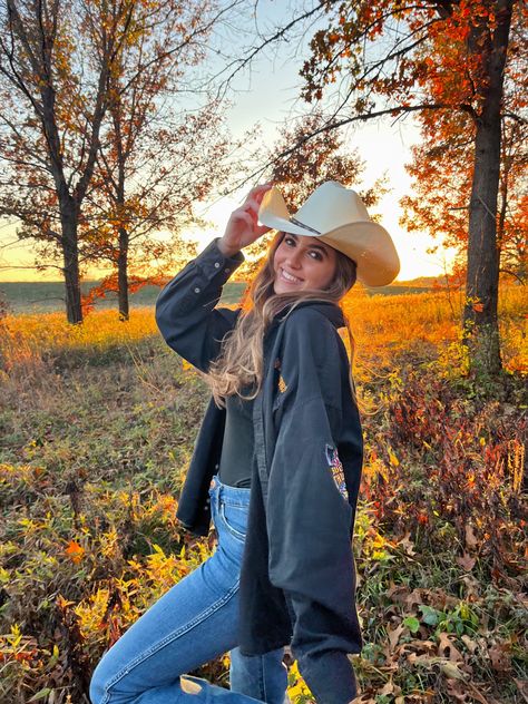 Fall country photoshoot pose Fall Cowgirl Photoshoot, Fall Cowgirl, Country Photoshoot, Cowgirl Photoshoot, Photoshoot Pose, Fall Country, Fall Photoshoot, Photoshoot Poses, Picture Ideas