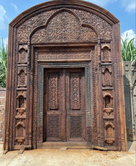 Traditional Indian Doors, Indian Temple Architecture, Ancient Indian Architecture, Floral Wallpaper Iphone, Temple Architecture, Carved Doors, Antique Doors, Indian Architecture, Entry Gates