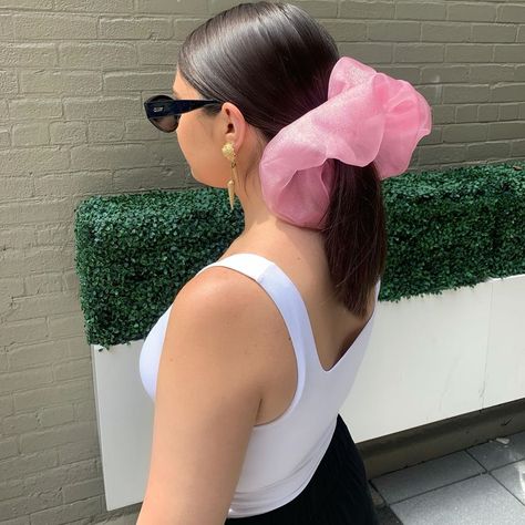 Room Shop Vintage, a new vintage and sustainable showroom in Philadelphia, is behind the huge organza scrunchies taking over Instagram. Huge Scrunchies, Big Scrunchies, Scrunchies Diy, Idea Photo, The New Wave, Summer Instagram, Sewing Projects For Beginners, Hair Game, Latest Hairstyles