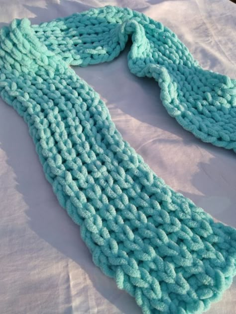 Chenille Yarn Projects, Puffy Scarf, Loop Yarn Patterns, Finger Knit Scarf, Puffy Blanket, Wool Crafts Diy, Finger Knitting Projects, Hand Knitting Diy, Alize Puffy