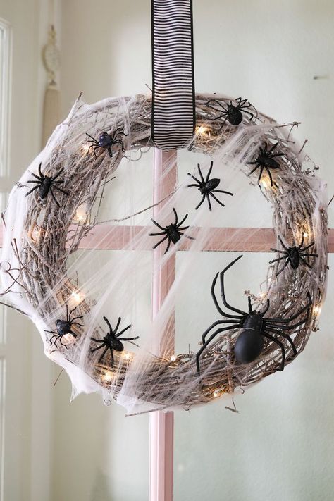 Porta Halloween, Scary Halloween Wreath, Exterior Flooring, Ceiling Door, Table Halloween, Halloween Front Doors, Halloween Fest, Casa Halloween, Easy Diy Wreaths