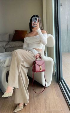 Dress And Sneakers Outfit, Dressing Tips, Outfit Elegantes, 70s Inspired Fashion, Downtown Outfits, Effortless Outfit, Ootd Ideas, Weird Fashion, Boutique Collection