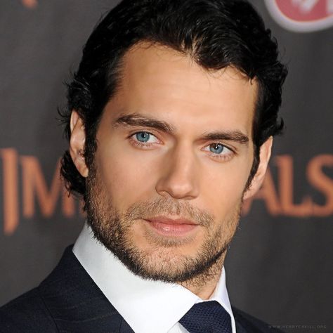 Henry Cavill - Superman! Blue Eyes Men, Henry Cavill Immortals, Henry Cavill Eyes, Blue Eyed Men, Fly Guy, Batman V, Gray Eyes, Christian Grey, Fifty Shades Of Grey