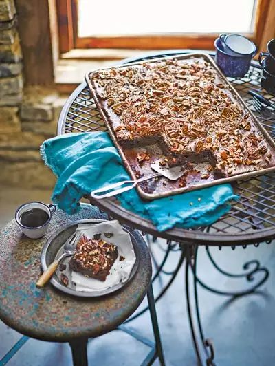 Texas Sheet Cake with Fudge Icing Fudge Icing Recipe, Fudge Icing, Vintage Pasta, Mayonnaise Cake, Chocolate Mayonnaise Cake, Fresh Apple Cake, Texas Sheet, Texas Sheet Cake, Sheet Cake Recipes