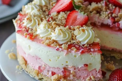 Strawberry Crunch Cheesecake: A No-Bake Delight Strawberry Crunch Topping, Strawberry Crunch Cheesecake, Crunch Cheesecake, Crunch Topping, Strawberry Cheesecake Recipe, Strawberry Crunch, Strawberry Dessert Recipes, Classic Cheesecake, Baked Strawberries