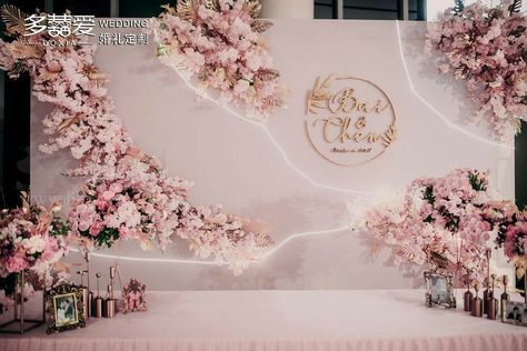 Wedding Backdrop Design Indoor, Sangjit Decoration, Indoor Wedding Decorations, Bühnen Design, Engagement Stage Decoration, Chinese Wedding Decor, Most Pinned, Wedding Stage Backdrop, Wedding Stage Decor