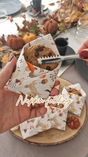 6.5K reactions · 539 shares | 𝑵𝒂𝒑𝒌𝒊𝒏 𝒇𝒐𝒍𝒅𝒊𝒏𝒈 🍁🍂

Un modo semplice e carino per piegare il tovagliolo e rendere speciale una colazione o una merenda 🥰

📌 Se l'hai trovato utile fai doppio tap e salva per vederlo ogni volta che vorrai 🫶🏻

_____________________________

#napkinfolding #napkinfold #annahomelife
#inspohomelife #napkinfolds #napkin #napkindecor

Napkin folding | Napkin | Napkin fold | Napkin decor | Anna_homelife Edible Napkin Rings, Decorating With Napkins, Thanksgiving Cloth Napkin Folds, Thanksgiving Napkins Ideas, Napkin Folding Ideas, Napkin Decor, Crumble Cookies, Paper Napkin Folding, Creative Napkins