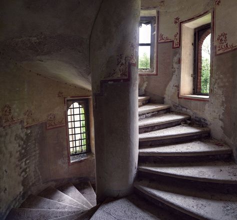 A spiral staircase in an abandoned castle in Northern Italy. (Photo: Forgotten Heritage Photography) Beautiful Ruins, Castle Tower, Castles Interior, Abandoned Castles, Cob House, Explore Italy, Scottish Castles, Haunted Places, Spiral Staircase