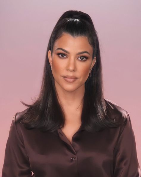 Kourtney Kardashian Makeup, Kourtney Kardashian Hair, Kardashian Hair, Kyle Jenner, Brown Skin Makeup, Hot Hair Styles, Heart Face Shape, Sleek Hairstyles, Kardashian Style