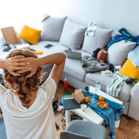 6 Reasons You Might Be Messy That Have Nothing To Do With Laziness — HuffPost Scattered Mind, Messy Home, Health Teacher, Mind Health, Declutter Home, Pomodoro Technique, Folding Laundry, Mattress Cleaning, Folding Clothes