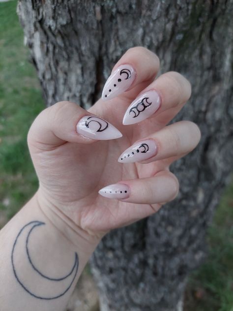 natural colored gel stiletto nails with black outline moons witch wicca emblems triple goddess full crescent moon dots spiritual astrology stars Triple Moon Nail Art, Triple Moon Nails, White Witch Nails, Simple Moon Nails, Moon Themed Nails, Moon Nails Art, Moon Phase Nails, Witchy Nails Almond, Moon Nails Design