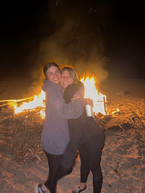 Campfire Pictures Friends, Fire Pit Aesthetic Friends, Bon Fire Pictures, Fire Pit Photoshoot Ideas, Bonfire Picture Ideas, Country Friends Aesthetic, Fire Pit Photoshoot, Country Instagram Pictures, Bonfire Aesthetic Friends