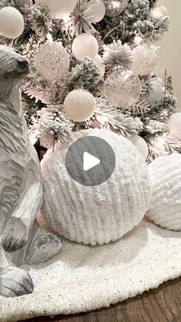 Chanel Christmas Decorations, All White Tree Christmas, Christmas Tree White Theme, Christmas Snowman Decor Ideas, White Christmas Diy Decorations, Xmas Baubles Diy, Diy White Ornaments, Diy Christmas Balls Ornaments, How To Make Large Christmas Ornaments