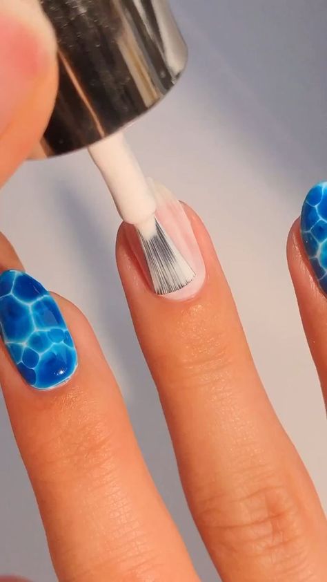 Gel Nails Tutorial Videos, Nail Tutorial Videos, Unghie Sfumate, Kutek Disney, Art Deco Nails, Nail Art Designs Diy, Makijaż Smokey Eye, Nail Art Designs Videos, Nail Art Videos