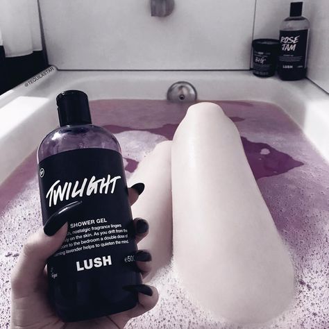 Lush Products, Take A Bath, Lush Cosmetics, Top Skin Care Products, Dry Skin Care, Moisturizing Body Wash, Like Crazy, Better Skin, Simple Skincare