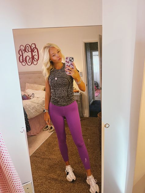 Preppy Leggings Outfit, Preppy Comfy Outfits, Preppy Leggings, Preppy Workout, Lulu Fits, Class Fits, Outfit Recipes, Lulu Outfits, Outfits Colorful