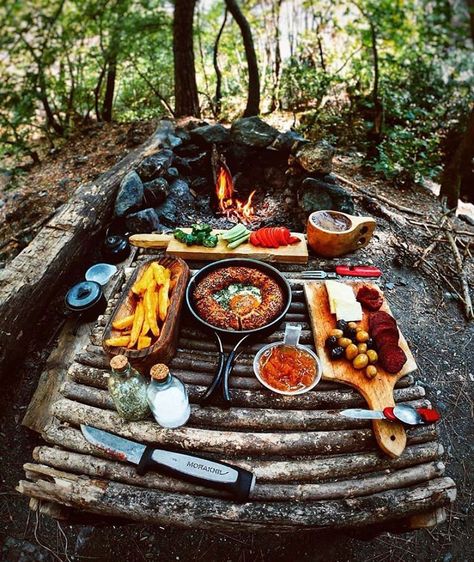 Camping Aesthetic, Campfire Food, Bushcraft Camping, Fire Cooking, Campfire Cooking, Camp Cooking, Food Goals, Camping Outdoors, Camping Food