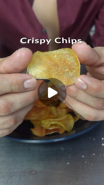 Potato Chips Homemade, Crispy Potato Chips, Homemade Potato Chips, Fried Potato Chips, Crispy Chips, Potato Crisps, Deep Frying, Crisp Recipe, Crispy Potatoes