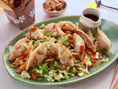 Potluck Potsticker Salad Potsticker Salad, Chop Salad Recipes, Mint Hot Chocolate, Miso Caramel, Chop Salad, Sesame Sticks, Frozen Dumplings, Romaine Lettuce Salad, Cookie Swap