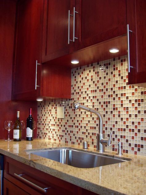 Dark Cherry cabinets, goes well with the high contrast of pale amber #glass tile and beige counter top, along with a dazzle of dark red and violet-brown tiles in the backsplash mosaic to add harmony. Backsplash With Red Cabinets, Brown And Red Kitchen, Red Kitchen Tiles Backsplash Ideas, Red Kitchen Backsplash Ideas, Kitchen Red Backsplash, Dark Red Kitchen Cabinets, Red Backsplash Kitchen, Dark Cherry Cabinets Kitchen, Cherry Red Kitchen Cabinets