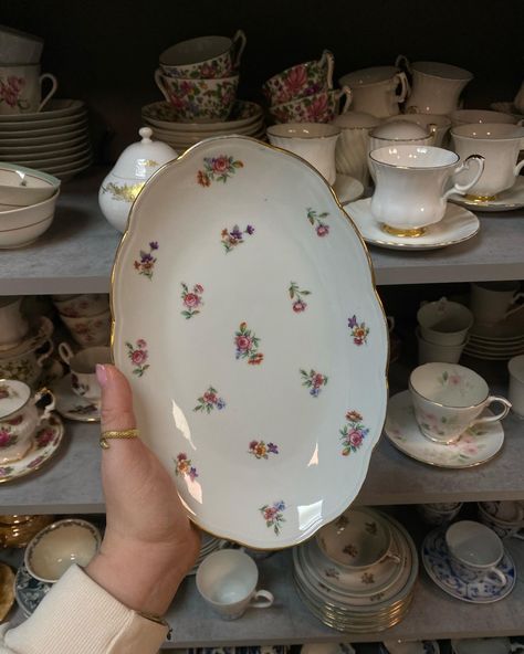 Vintage plate with flowers Plates Aesthetic, 1900s Aesthetic, Plates And Cups, Vintage Crockery, Antique Dishes, Pretty Plates, Plate Decor, Pretty Tables, Vintage Cups