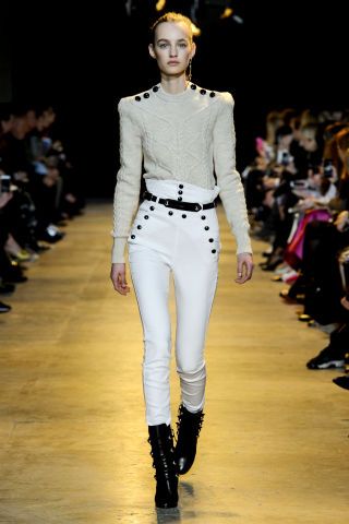 Fall was no different as the designer hit the right notes with skinny white jeans with sailor pant button fronts and paper bag-like belted waists, all teamed with buckled black boots. She paired these with either tucked in ivory knits or oversized patterned jackets. Pants Runway, Silhouette Mode, Isabel Marant Boots, London Fashion Weeks, Sailor Pants, Fashion Week 2015, Moda Paris, Maxi Robes, Music Fashion