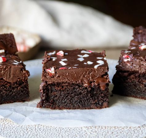 Vegan Peppermint Brownies - DisplacedHousewife Peppermint Brownies Recipe, Christmas Vegan, Peppermint Brownies, Vegan Cookie, Vegan Snack, Cookie Brownie Bars, Bake Desserts, Brownies Recipe, Bar Party