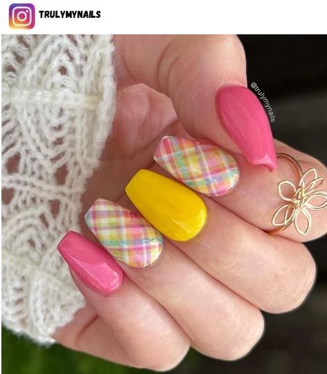 Pastel Plaid Nails, Easter Plaid Nails, Summer Plaid Nails, Yellow Plaid Nails, Diy Plaid Nails, Plaid Nail Art, Short Round Nails, Gold Glitter Nails, Plaid Nails