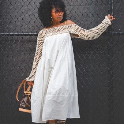 Cute Spring Outfits 2024, Layered Dress Outfit Summer, Modern Fashion Outfits For Women, White Tshirt Dress Outfit, Dress On Jeans, Cloudy Weather Outfit, Summer Looks 2024, Summer Dress Street Style, All White Outfit Black Women