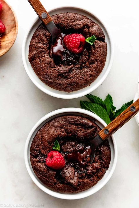 Date Night Chocolate Fudge Cakes for 2 Small Batch Baking, Quick Dessert Recipes, Sally's Baking, Molten Chocolate, Dessert For Two, Chocolate Fudge Cake, Small Desserts, Fudge Cake, Cake Tasting