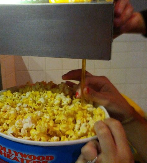 Use a straw to butter your popcorn. This gets butter allllll the way down there. Check out this hack, plus even more! Movie Theater Hacks, Straw Hacks, Movie Theater Popcorn, Movie Popcorn, Popcorn Bucket, Butter Popcorn, Freezer Meals, Movie Theater, My Wife