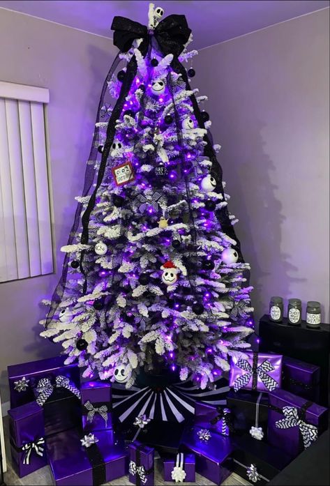 Corpse Bride Christmas Tree, Purple And Black Christmas Tree, Christmas Manequin, Jack Skellington Christmas Decorations, Younique Christmas, Purple Christmas Tree Decorations, Crismas Tree, Room For Boys, Luxury Game Room