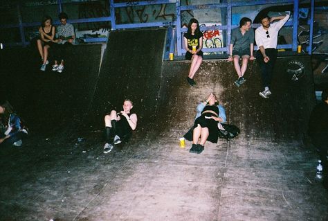 Teenage Dirt Bag Aesthetic, Need Friends, Night Vibes, Teen Life, Grunge Photography, Teenage Years, Skate Park, Friend Photoshoot