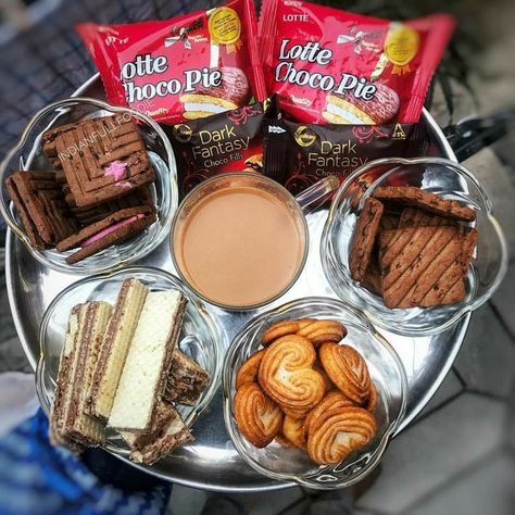 #hideandseek #lottechocopie #waffles #littlehearts Eid Table, Indian Fast Food, Indian Food Photography, Amazing Food Decoration, Tastemade Recipes, Food Carving, Healthy Homemade Recipes, Food Garnishes, Evening Snacks