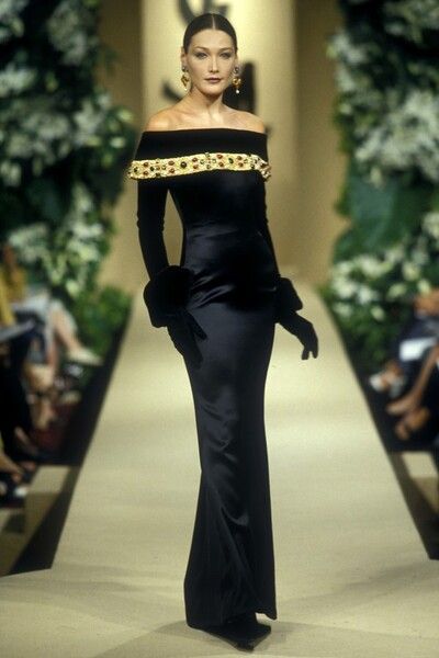 Yves Saint Laurent Dress, Saint Laurent Haute Couture, Yves Saint Laurent Fashion, Yves Saint Laurent Couture, Style Année 90, Runway Fashion Couture, Prada Spring, Carla Bruni, 1990s Fashion