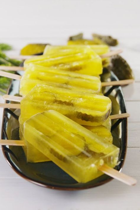 pickle pops Pickle Popsicles, Pickle Pops, Pickle Recipes, Bacon Grilled Cheese, Pickle Butter, Homemade Popsicles, Fried Pickles, Pickle Juice, Popsicle Recipes