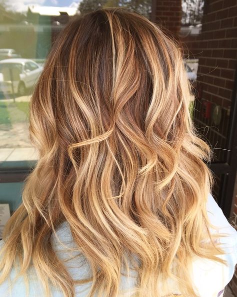 Shadow root + sombre Insta:beautybycaittt Golden Hair With Dark Roots, Shadow Root Ginger, Shadow Root Golden Blonde, Shadow Root Blonde, Balayage Hair Honey, Copper Blonde Hair, Blonde Ends, Hair Contouring, Hair Projects