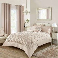 Champagne Bedroom Ideas, Champagne Bedroom, Rose Gold Bedroom Decor, Rose Gold Rooms, Rose Gold Bedroom, Gold Bedroom Decor, Black Bed Linen, Gold Rooms, Bed Linen Design