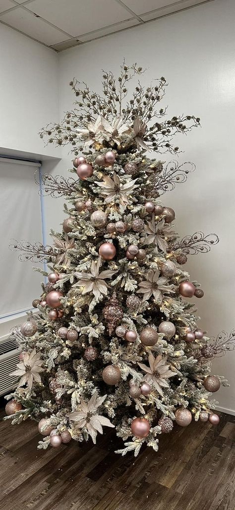 Rose Gold And White Christmas Tree, Christmas Tree Rose Gold, Christmas Tree Roses, Tree Rose, Rose Gold Christmas Tree, Rose Gold Decor, Christmas Tree Decorating Themes, Rose Gold Christmas, Tree Decorating