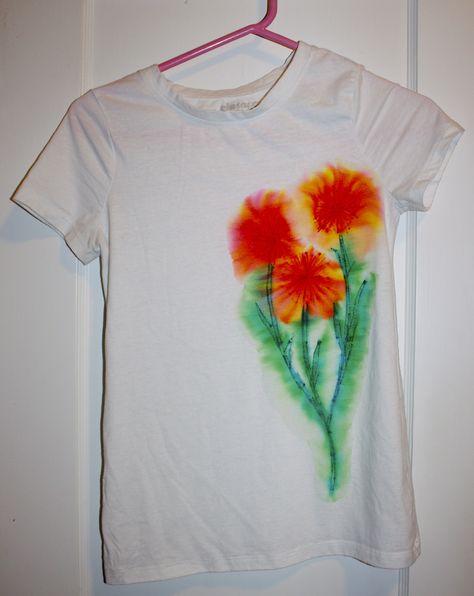 My daughter has an older white t-shirt that still fits her, but she obviously spilled something down the front and it’s now stained. I saw this cute idea on Pinterest and thought it would be … Sharpie Clothes, Sharpie T Shirts, Sharpie Shirts, Sharpie Projects, Sharpie Tie Dye, T Shirt Upcycle, Tye And Dye, Marker Crafts, Painting Fabric