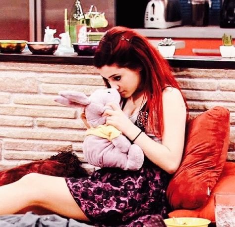 Cat valentine cutie Ariana Grande 2010, Cat Valentine Outfits, Victorious Cat, Tv Characters Outfits, Icarly And Victorious, Valentines Gif, Cat Valentine Victorious, Victorious Cast, Ariana Grande Images