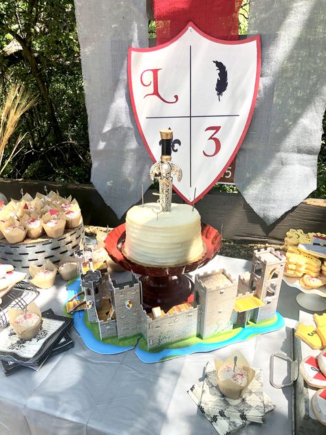 Knights Birthday Party Ideas, Knights And Princess Party, Knight Party Ideas, Medieval Decorations, Knight Costumes, Medieval Birthday, Knights Party, Castle Birthday Party, Dragon Birthday Cakes