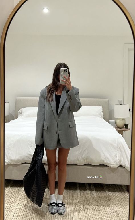 Clean Girl Dinner, Hailey Bieber Blazer, Hailey Bieber Makeup, It Girl Bag, Aesthetic Lip Gloss, Rhode Lip, Rhode Skin, Uni Style, Girls Blazers