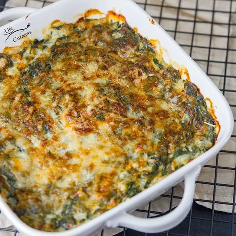 . This Cheesy Creamed Spinach Gratin Casserole is perfect for holiday meals, or even for a nice Sunday family dinner. Casserole cooling until ready to be served Creamed Spinach Gratin, Creamed Spinach Casserole, Mushroom Gratin, Sunday Family Dinner, Spinach Feta Quiche, Spinach Casserole Recipes, Spinach Gratin, Casserole Side Dishes, Spinach Bake