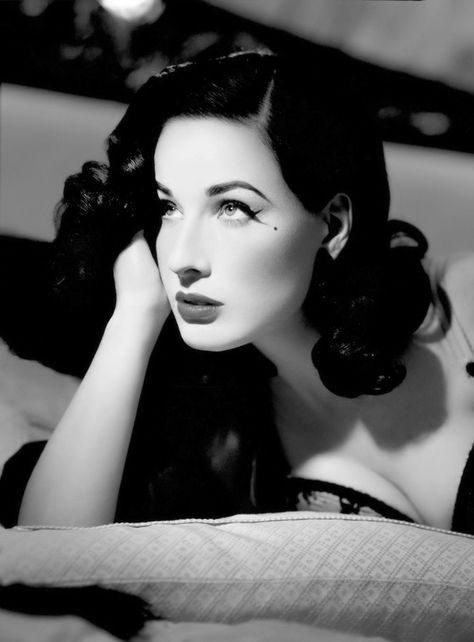 Moda Pin Up, Dita Von Teese Style, Dita Von Tease, Arte Pin Up, Twilight Film, Lingerie Vintage, Women Talk, Aesthetic Life, Dita Von