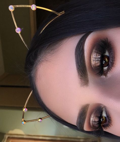 Black Halo Eye, Halo Eyes, Halo Eyeshadow, Halo Eye Makeup, Dope Makeup, Black Halo, Ash Brown, Beauty School, Gold Halo